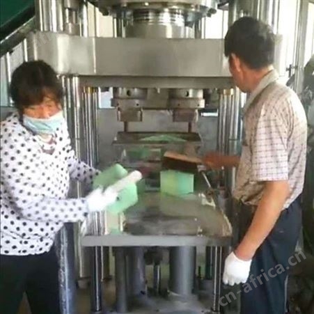 草原牛羊矿物质盐砖成型机 舔盐砖机 牛羊舔盐砖设备