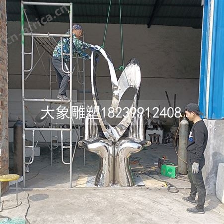 镜面水滴雕塑定制  不锈钢几何鹿雕塑定制 学校雕塑定制