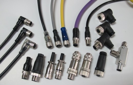 面板式M12法兰插座概述如今被推荐于几乎所有的现场总线规格，并且根据IEC 61076-2-101/104 标准遵照IP67保护级别，在传统上用作连接自动化技术中的传感器和制动器。这个标准中的校正1记述用于工业以太网应用的D编码的4针型连接器具有较高的保护级别。